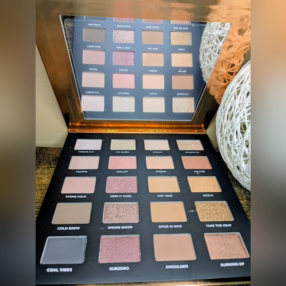 ICONIC LONDON Hotting Up Eyeshadow Palette - Picture 9 of 10